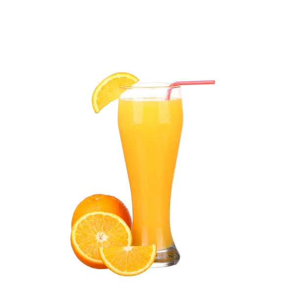 オレンジジュースと白に隔離されたオレンジのスライス — ストック写真