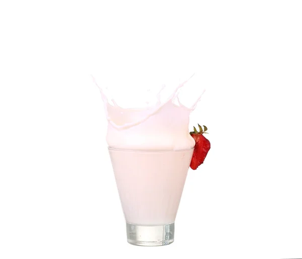 Erdbeere in ein Milchglas spritzen — Stockfoto