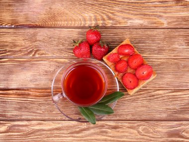 ahşap masa üzerinde çay ile tatlı pasta