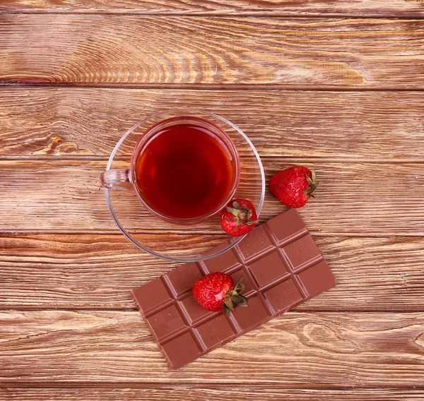 En kopp te eller kaffe. Mörk choklad. Trä bakgrund. — Stockfoto