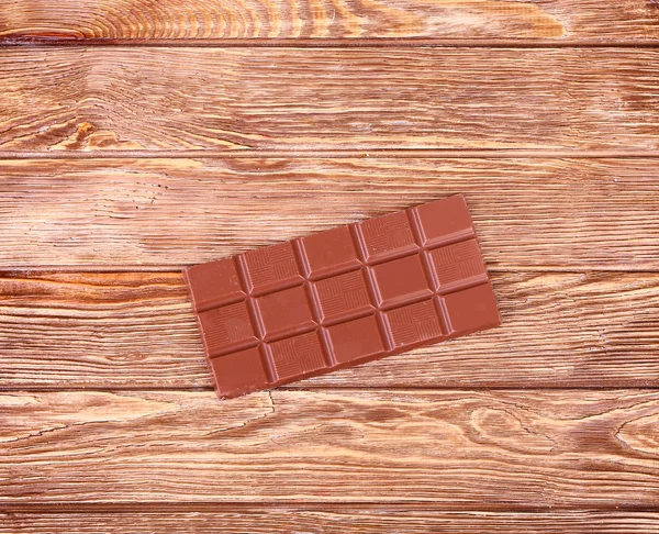 Kakaopulver på sked och mörk choklad bakgrund — Stockfoto