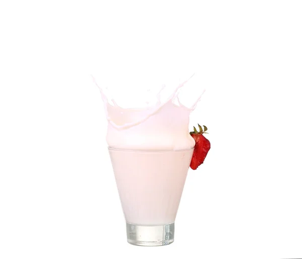 Πιτσίλισμα φράουλα σε ένα ποτήρι γάλα — Φωτογραφία Αρχείου