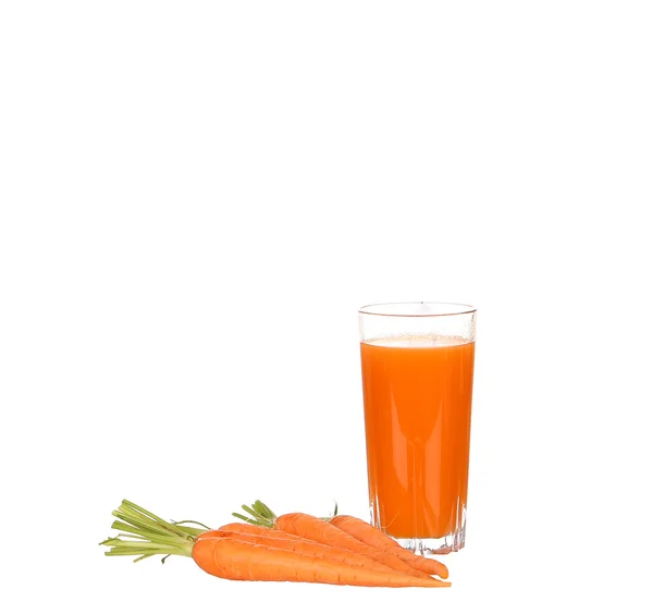 Wortelsap en plakjes wortel geïsoleerd op wit — Stockfoto