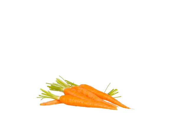 Морковный сок и ломтики моркови изолированы на белом — стоковое фото