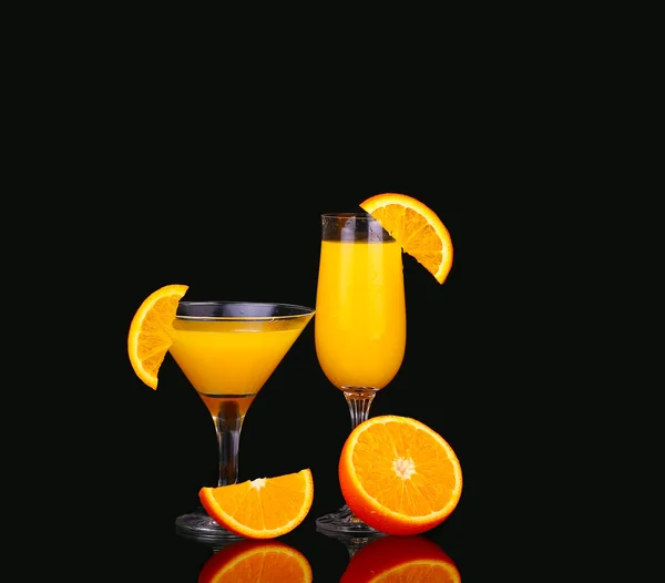 Bio friss narancslét és egy üveg vodka és magas a fekete háttér — Stock Fotó