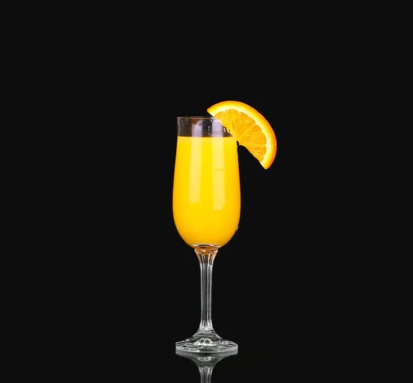 taze organik portakal suyu ve siyah bir zemin üzerine uzun bir bardak votka 