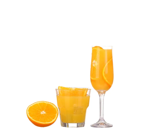 Jus d'orange et tranches d'orange isolées sur blanc — Photo