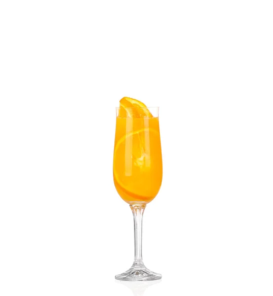 Orangensaft und Orangenscheiben isoliert auf weiß — Stockfoto