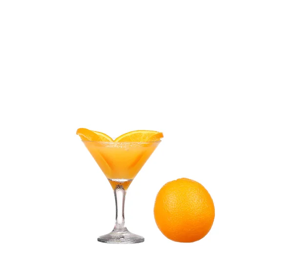 Portakal suyu ve beyaz üzerine izole edilmiş portakal dilimleri. — Stok fotoğraf