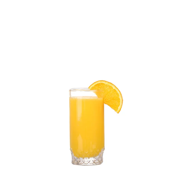 Апельсиновий сік і скибочки апельсина ізольовані на білому — стокове фото