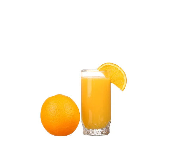 Jus d'orange et tranches d'orange isolées sur blanc — Photo