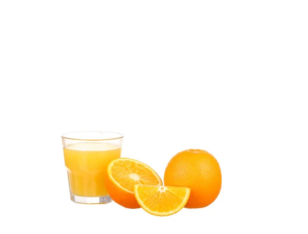 Jugo de naranja y rodajas de naranja aisladas sobre blanco —  Fotos de Stock