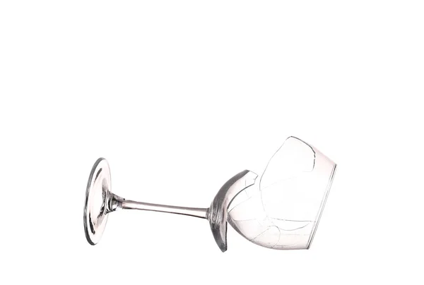 Zerbrochenes Weinglas isoliert auf weiß — Stockfoto