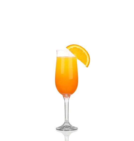 Apelsinjuice och apelsinskivor isolerade på vitt — Stockfoto