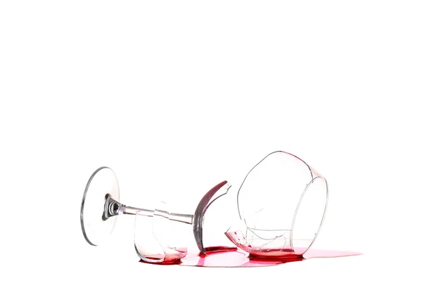Glas wijn, gebroken op de spiegel. geïsoleerd op wit — Stockfoto