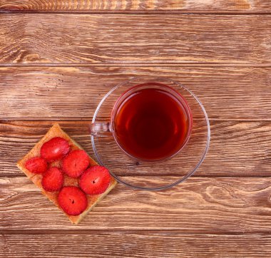 ahşap masa üzerinde çay ile tatlı pasta