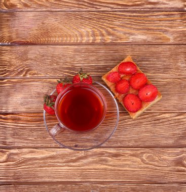 ahşap masa üzerinde çay ile tatlı pasta