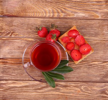 ahşap masa üzerinde çay ile tatlı pasta