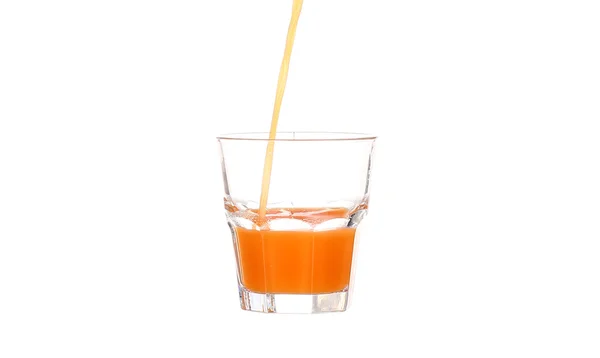 Juice häller i glas isolerat på vitt — Stockfoto