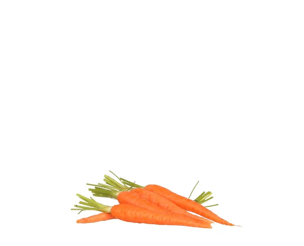 Морковный сок и ломтики моркови изолированы на белом — стоковое фото