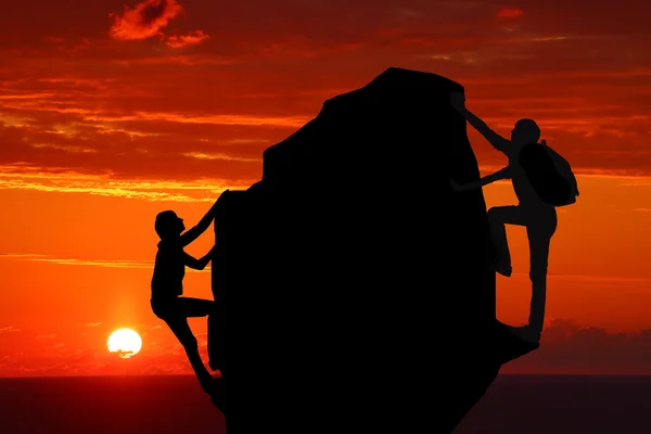 Trabajo en equipo pareja senderismo ayudar a los demás confianza silueta de asistencia en las montañas, puesta del sol. Trabajo en equipo de hombres y mujeres excursionistas ayudándose unos a otros en la cima del equipo de escalada — Foto de Stock