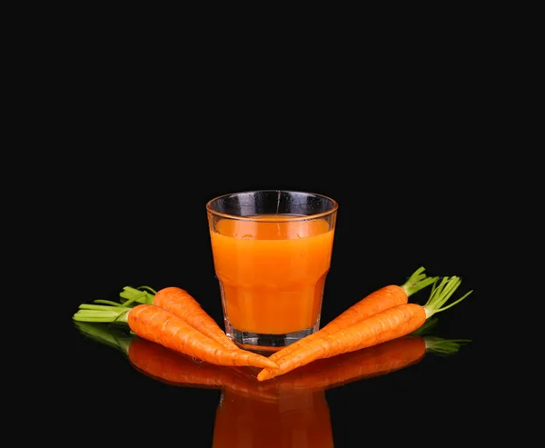 Zanahorias y jugo en un vaso — Foto de Stock