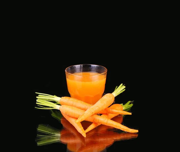 Carottes et jus dans un verre — Photo