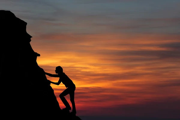 Teamwork couple hiking help each other trust assistance silhouette in mountains, sunset. Teamwork of man and woman hiker helping each other on top of mountain climbing team — Stock Photo, Image