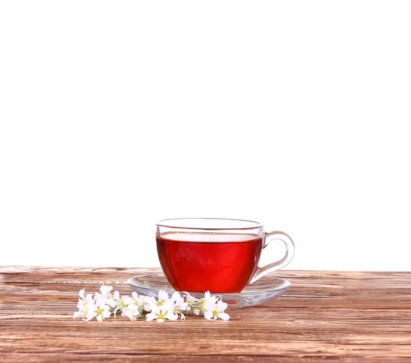 Травяной чай в стакане, свежие цветы на фоне деревянных досок — стоковое фото