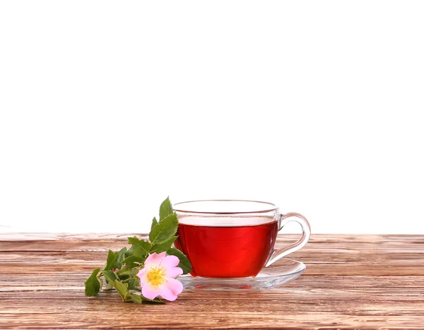 Ziołowe herbaty w filiżance szkła, świeże kwiaty na tle desek — Zdjęcie stockowe