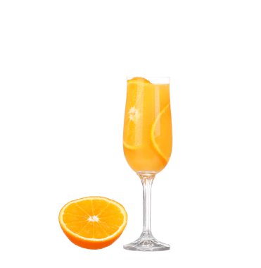 Portakal suyu ve beyaz üzerine izole edilmiş portakal dilimleri.