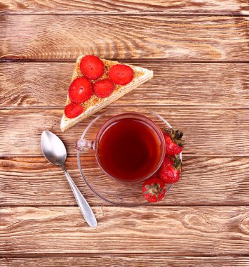 ahşap masa üzerinde çay ile tatlı pasta