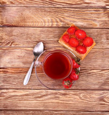 ahşap masa üzerinde çay ile tatlı pasta