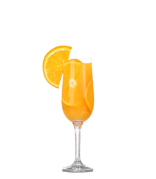 Апельсиновый сок и ломтики апельсина изолированы на белом — стоковое фото
