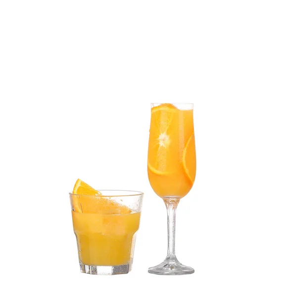 Jugo de naranja y rodajas de naranja aisladas sobre blanco — Foto de Stock