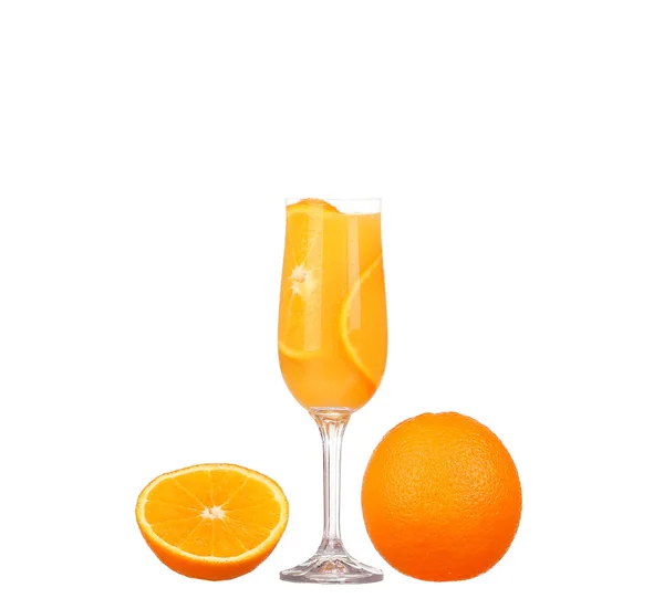 Jus d'orange et tranches d'orange isolées sur blanc — Photo