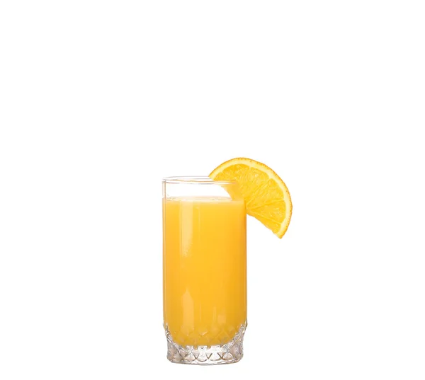 Orangensaft und Orangenscheiben isoliert auf weiß — Stockfoto