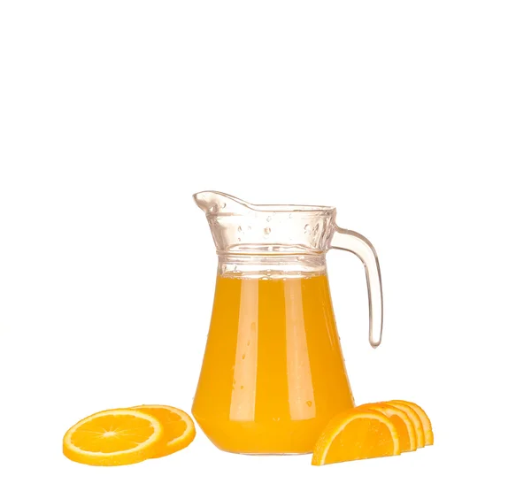 Jugo de naranja y rodajas de naranja aisladas sobre blanco — Foto de Stock