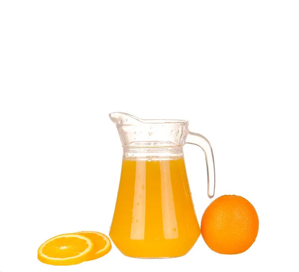 Sinaasappelsap en op wit geïsoleerde schijfjes sinaasappel — Stockfoto