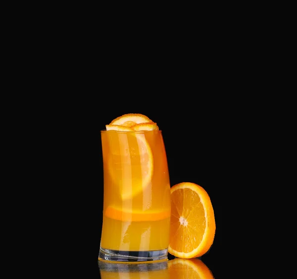 Φρέσκο βιολογικό χυμό πορτοκάλι και βότκα σε ένα ψηλό ποτήρι πάνω σε μαύρο φόντο — Φωτογραφία Αρχείου
