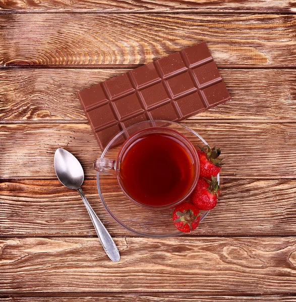 Pastel dulce con taza de té en la mesa de madera — Foto de Stock