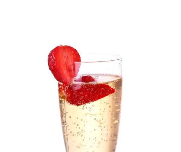 Singola fragola spruzzando in un bicchiere di champagne — Foto Stock