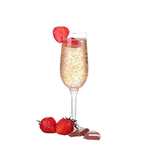 Singola fragola spruzzando in un bicchiere di champagne — Foto Stock