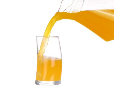 Portakal suyu ve üzerinde beyaz izole portakal dilimleri dökme