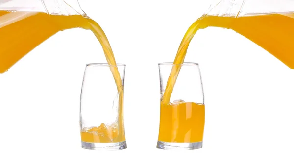 Collage, verter Jugo de naranja y rodajas de naranja aisladas sobre blanco — Foto de Stock
