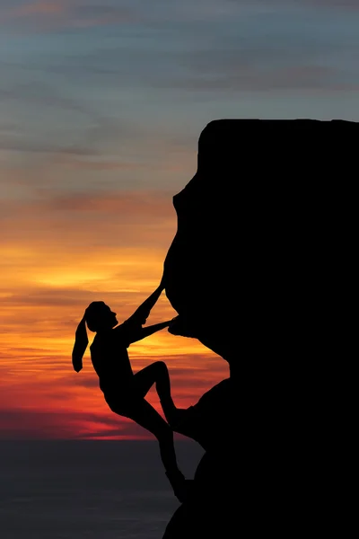 Teamwork Paar Wandern helfen einander, Vertrauen Hilfe Silhouette in den Bergen, Sonnenuntergang. Teamwork von Mann und Frau, die sich an der Spitze des Bergsteigerteams gegenseitig helfen — Stockfoto