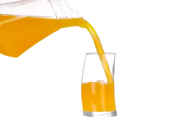 Orangensaft und Orangenscheiben isoliert auf weiß gießen — Stockfoto