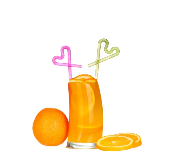 Ρίχνει το χυμό πορτοκαλιού και φέτες πορτοκαλιού που απομονώνονται σε λευκό — Φωτογραφία Αρχείου