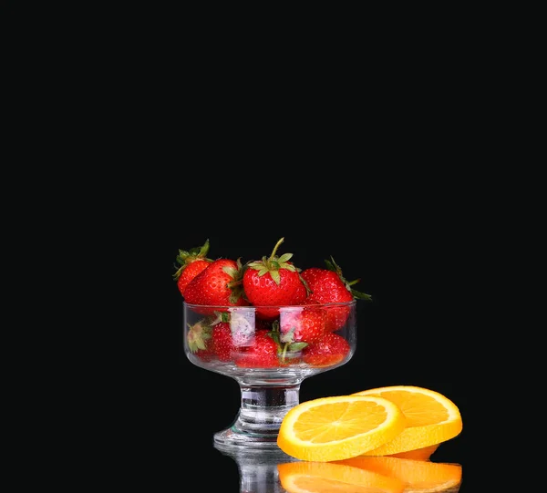 Erdbeeren im Glas auf schwarzem Hintergrund — Stockfoto