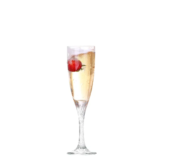 Eine einzige Erdbeere spritzt in ein Glas Champagner — Stockfoto